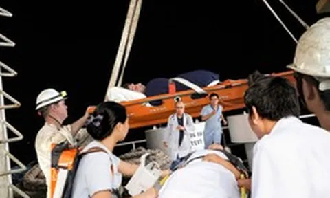 Nữ bác sĩ Việt leo thang dây lên tàu giữa biển động, cứu sống thuyền viên người Nga bị xuất huyết não