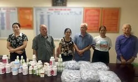 Khám xét nơi ở, nơi làm việc của Hà Quang Phước và Bùi Thị Tiết, công an phát hiện điều bất thường trong 5.772 gói thuốc mang nhãn "ĐÔNG Y GIA TRUYỀN"