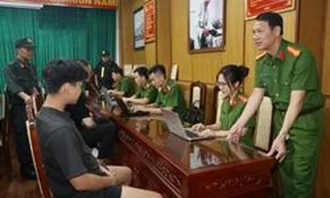 Ập vào căn nhà thuê 5 tầng, công an bắt nhóm lừa đảo hơn 327 tỷ đồng đang bị truy nã đỏ toàn cầu