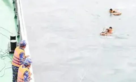 Vụ ba cô gái bị sóng cuốn mất tích: Tụi em bám lấy nhau nhưng sóng lôi ra xa rồi không thấy nhau nữa
