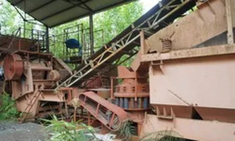 Những cỗ máy tiền tỷ bỏ hoang gần thập kỷ giữa rừng ở Huế