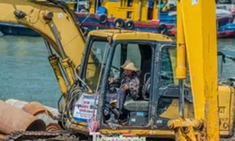 Người lao động vất vả bám trụ mưu sinh giữa trời nắng thiêu đốt