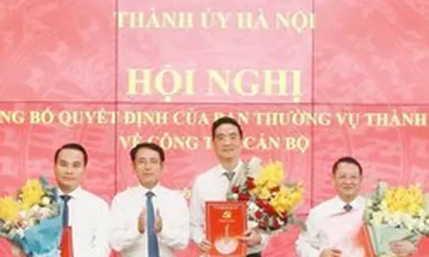 Hà Nội công bố, trao thêm nhiều quyết định về công tác cán bộ