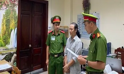 Khám xét cửa hàng giày dép, khởi tố ông chủ Phạm Văn Tân SN 1983
