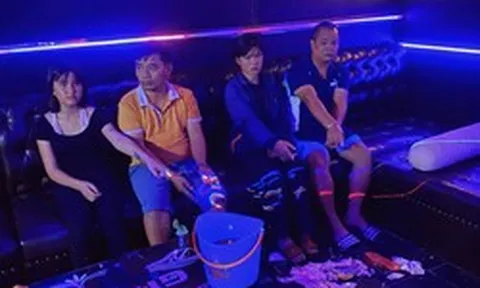 Công an kiểm tra 1 phòng karaoke, bắt Lò Thị Vi và Lò Thị Dương
