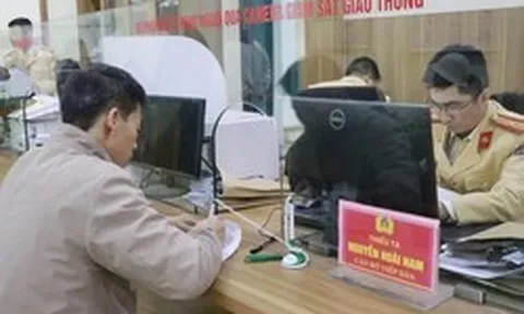 Người đi xe máy, ô tô cảnh giác với tin nhắn giả mạo liên quan giao thông
