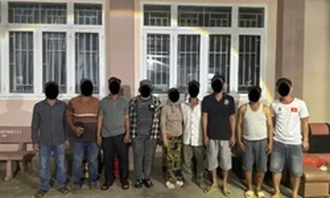 Công an kiểm tra một căn nhà, mời 7 người liên quan đến số tiền 5.574.000 đồng về trụ sở làm việc