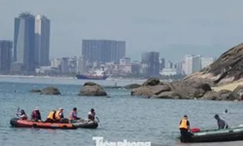 Xuồng, ca nô đổ về biển Đà Nẵng tìm hai nạn nhân bị sóng cuốn ở Mũi Nghê