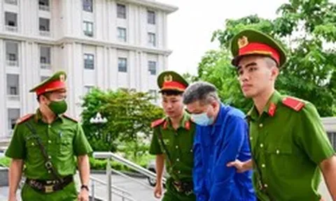 Cảnh sát dẫn giải cựu Thứ trưởng Nguyễn Bá Hoan và đồng phạm đến tòa