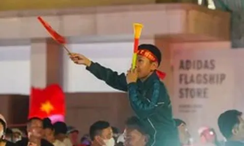 Dòng người xuống phố mừng tuyển Việt Nam vào chung kết gặp Thái Lan