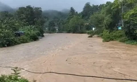 Mưa lớn, hơn 3.000 người ở 7 bản vùng sâu Nghệ An bị chia cắt