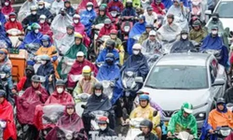 Mưa lớn từ đêm đến sáng, nhiều tuyến đường Hà Nội ùn tắc kéo dài