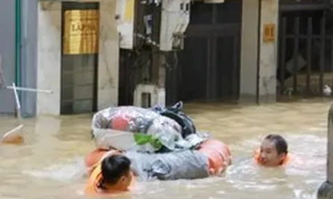 Nhà ngập đến mái, người dân Lạng Sơn bơi trên lũ để di tản