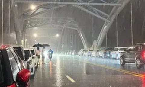 Thái Nguyên: Nước sông Cầu vượt báo động 2, người dân đưa ô tô lên cầu tránh ngập trong đêm