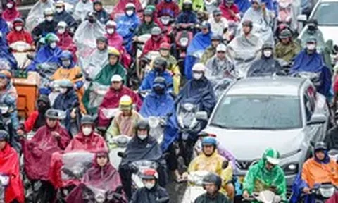 Vượt đỉnh điểm mưa bão, Hà Nội hôm nay tiếp tục mưa to