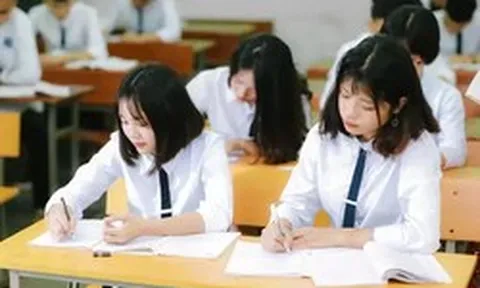 Học sinh cao 1,8 m, vẫn ngồi chiếc bàn 'nhỏ xíu' ở trường