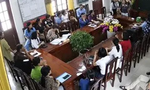 Nữ hiệu trưởng đập bàn, ném cốc thôi làm hiệu trưởng