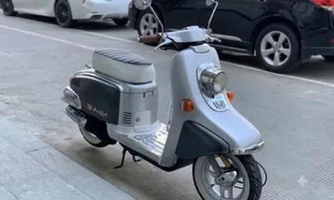 Xe máy 50cc nhập Nhật kiểu dáng lạ, giá ngang xe tay ga chính hãng