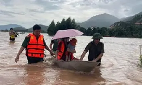 Kỷ lục chưa từng có của bão số 4