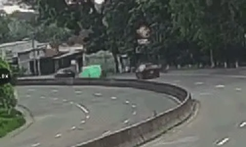 Clip: Khoảnh khắc ô tô lao vào nhà dân khiến một cô giáo tử vong ở TPHCM