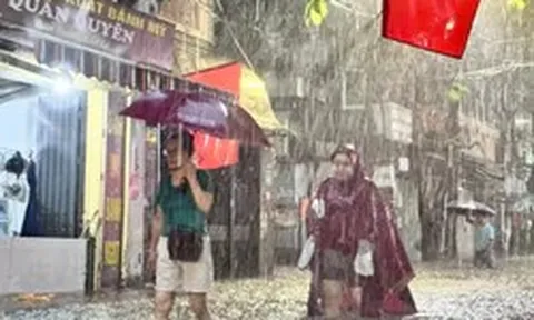 Tan tầm giữa cơn mưa như trút, nhiều tuyến phố Hà Nội chìm trong biển nước