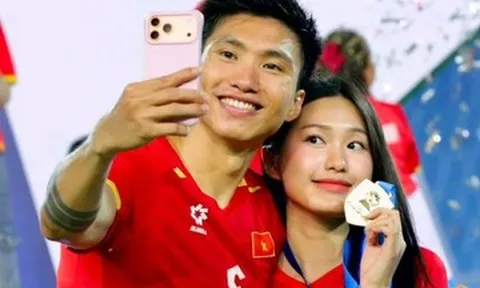 MC Hoàng Oanh, Doãn Hải My và vợ cầu thủ mừng chiến thắng của tuyển Việt Nam