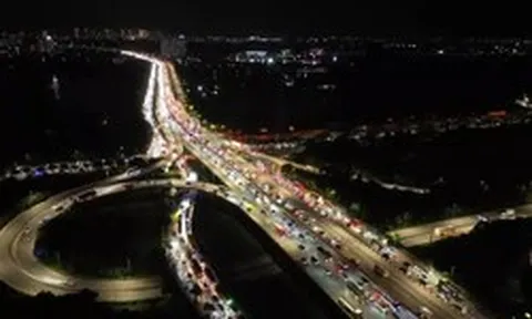 Đêm 28/8, dòng xe rời Hà Nội vẫn nối dài ở cửa ngõ phía Nam
