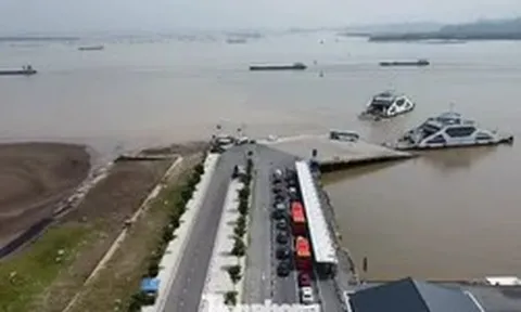 Lạ lẫm cảnh bến phà chở khách ra Cát Bà ngày đầu nghỉ lễ 2/9