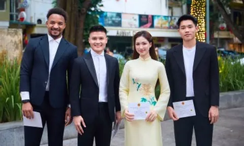 Ca sĩ Hòa Minzy gây sốt khi đăng ảnh chụp với Quang Hải, Đình Bắc và Xuân Son