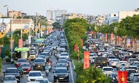 Chưa hết nghỉ lễ 2/9, cửa ngõ Hà Nội đã tắc cứng, ô tô xếp hàng dài trên cao tốc
