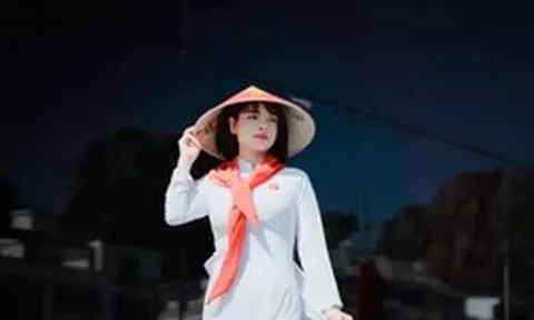 Người dân Quảng Ninh chụp ảnh 'check-in' mừng lên thành phố