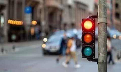 Vì sao đèn giao thông có 3 màu xanh, vàng, đỏ?