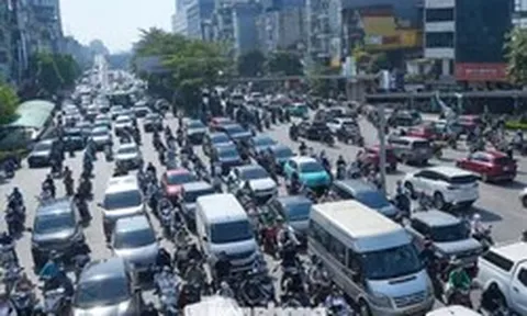 Hà Nội sáng đầu tiên sau nghỉ lễ: 'Đi hơn một tiếng vẫn chưa qua được nút giao'