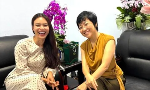 NSND Phạm Phương Thảo tặng quà cho MC Thảo Vân, diễn viên Quỳnh Nga tâm trạng