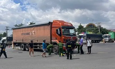 Va chạm giữa ô tô tải và xe máy, người phụ nữ cùng 2 trẻ nhỏ tử vong thương tâm