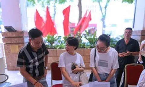 Người dân quét mã QR góp ý phương án điều chỉnh quy hoạch khu vực hồ Hoàn Kiếm