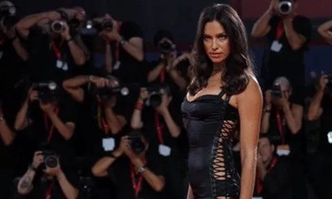 Tình cũ người mẫu của Ronaldo tuổi 40 vẫn sexy hết nấc