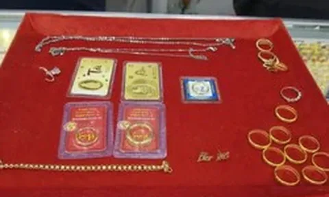 Nhặt được nữ trang vàng từ thùng rác, cụ bà giao nộp công an