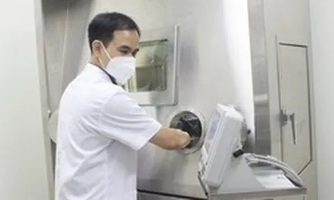 Bộ Y tế yêu cầu BV E làm rõ vụ 'bệnh nhân kẹp tiền vào sổ để được xạ trị nhanh'