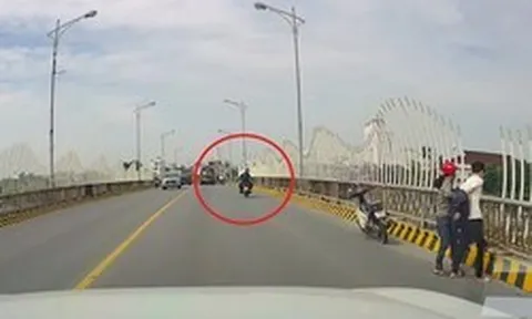 Camera Thiếu tá quân đội lao xuống sông cứu người rồi mất tích, mẹ khóc ngất ở hiện trường