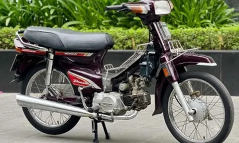 Honda Dream Thái 24 năm tuổi giá gần 140 triệu ở Hà Nội