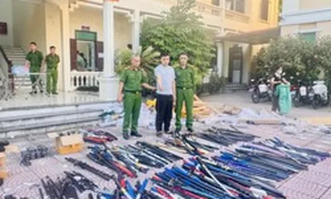 Khám xét 2 kho hàng, công an thu giữ gần 1 tấn kiếm, gậy ba-ton và bình xịt hơi cay: Khởi tố Ninh Văn Thanh SN 2002