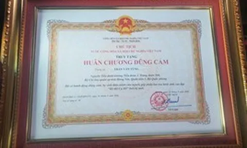Truy tặng Huân chương dũng cảm đối với Trung tá Trần Văn Tùng