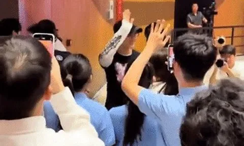 Diễn viên Huỳnh Hiểu Minh được sinh viên vây kín ngày nhập học tiến sĩ