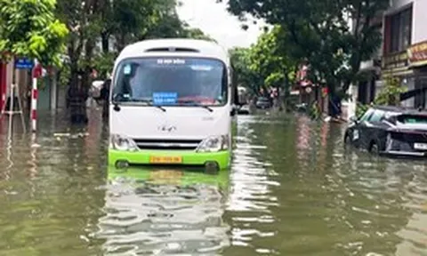 Hà Nội mưa tầm tã suốt đêm, những điểm nào đang ngập?