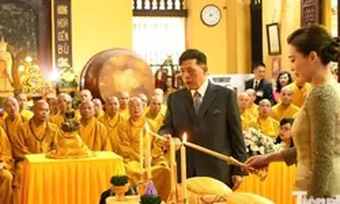 Nhà vua Thái Lan và Hoàng hậu thăm chùa Quán Sứ và dự lễ cầu an
