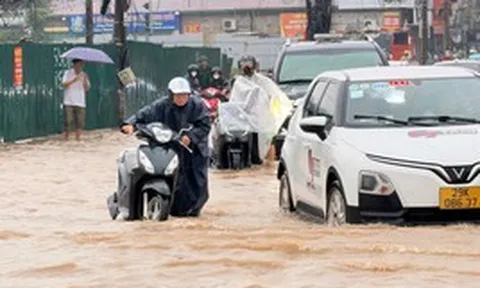 Trưa nay Hà Nội tiếp tục hứng mưa lớn, nguy cơ dông lốc, ngập úng
