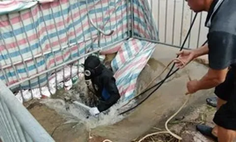 Hà Nội: Người nhái lặn tìm nam sinh nghi mất tích khi đi qua đường ngập