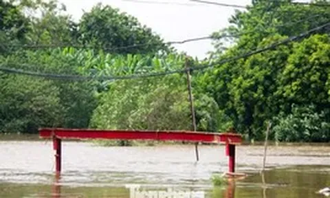 3 cây cầu 'mất dấu' trong nước lũ, người dân Hà Nội phải đi vòng 10 km để sang sông