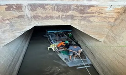 Giải cứu 2 người mắc kẹt trong ống cống ở Hà Nội